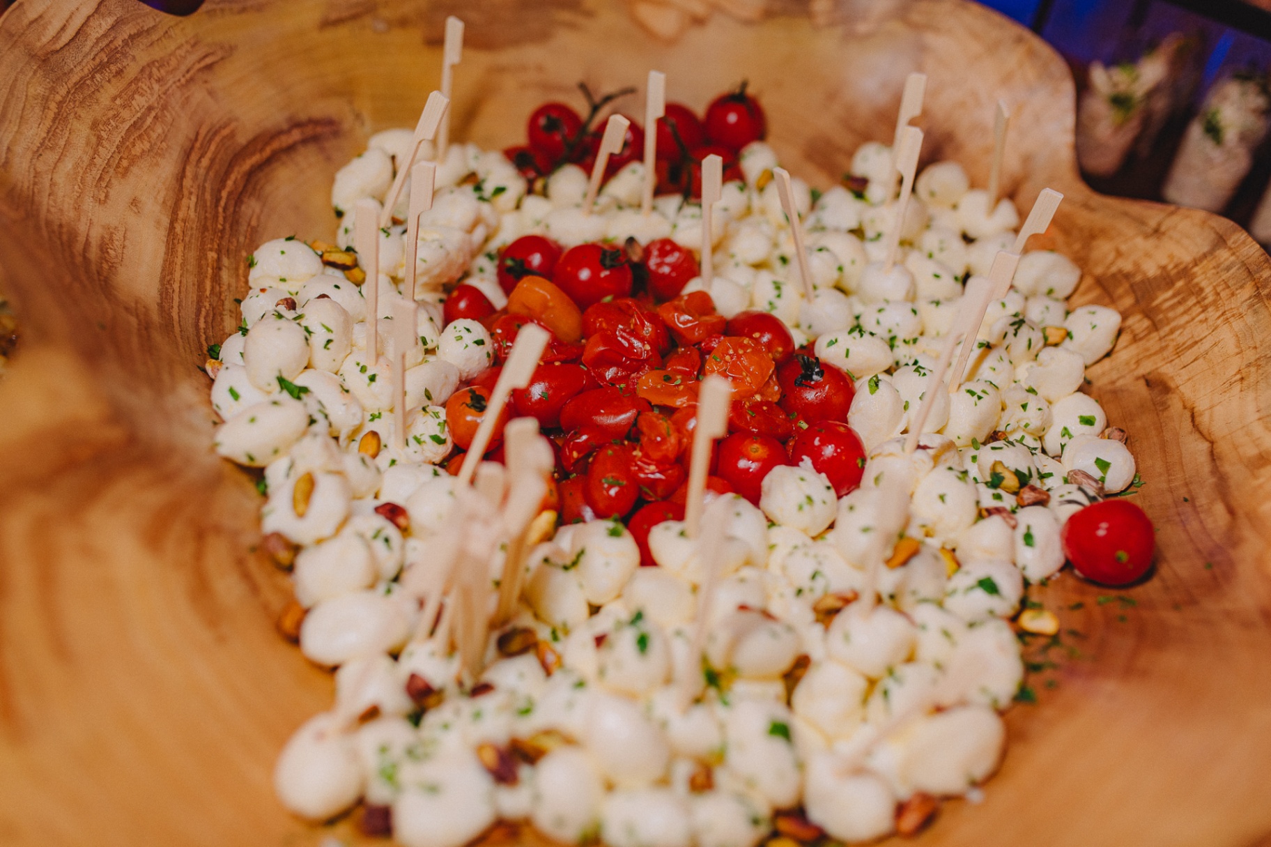 Mussarela de búfala com toque mediterrâneo em mesa Nantê