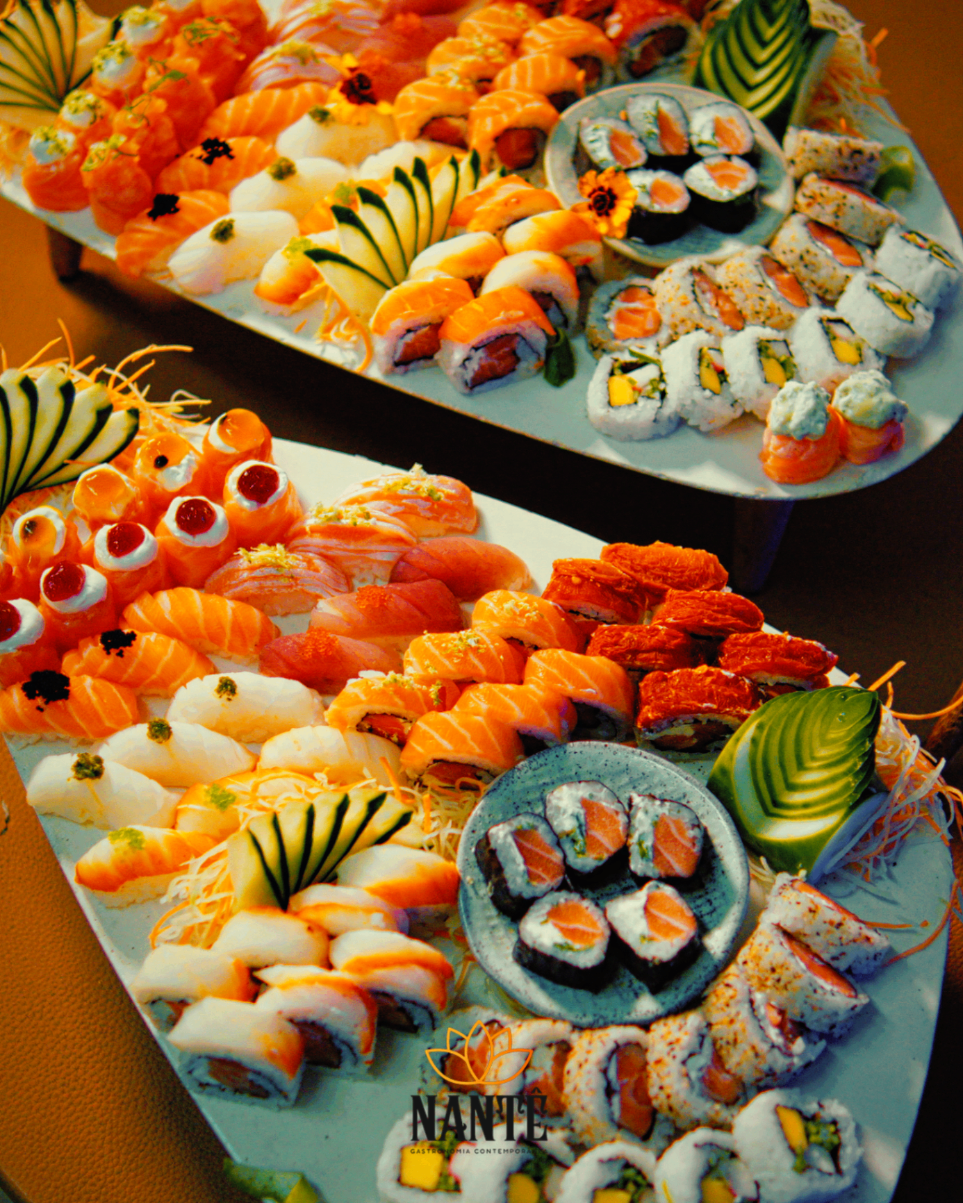 Bandejas de sushi e sashimi montadas para recepção corporativa Nantê