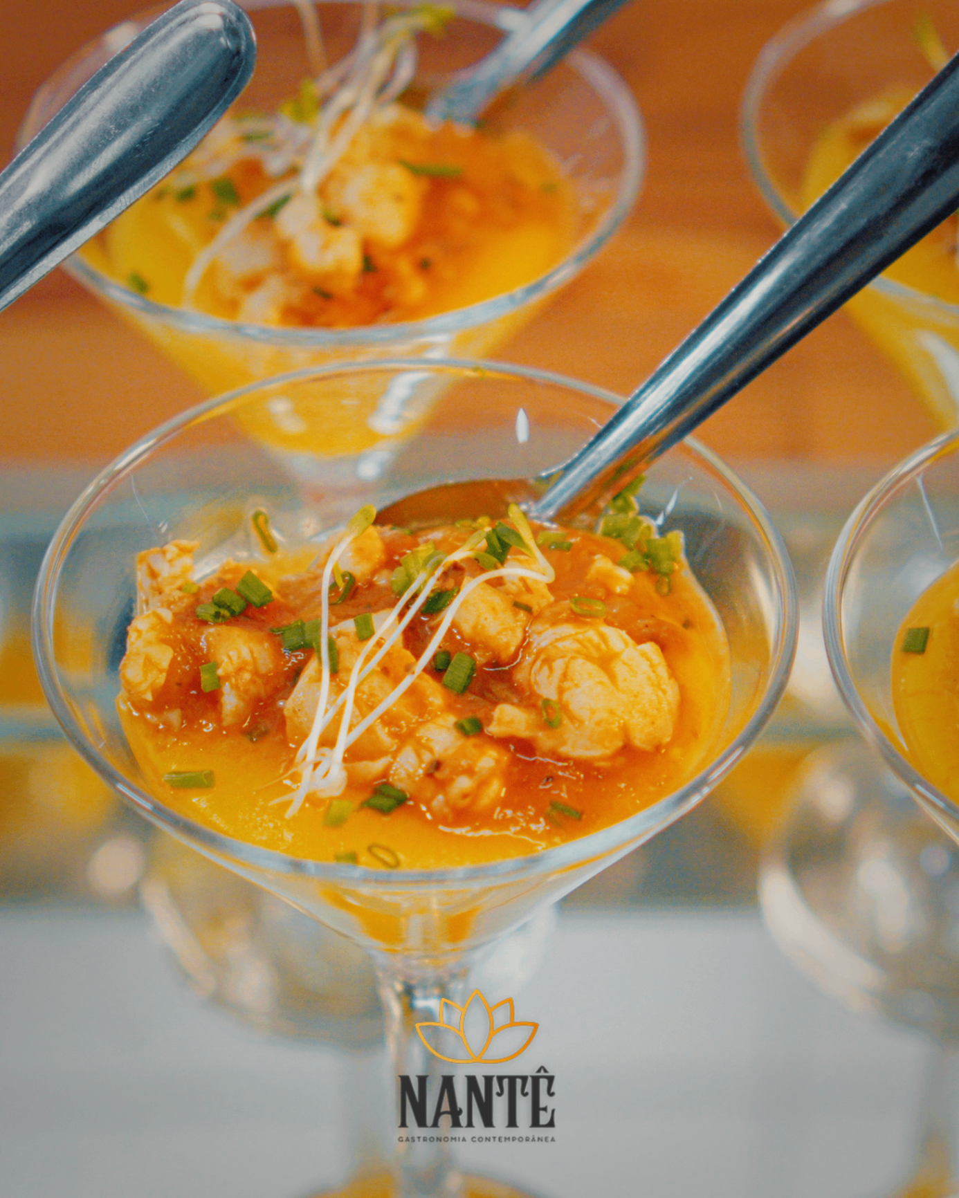 Camarão ao curry servido em taça de cristal — finger food Nantê