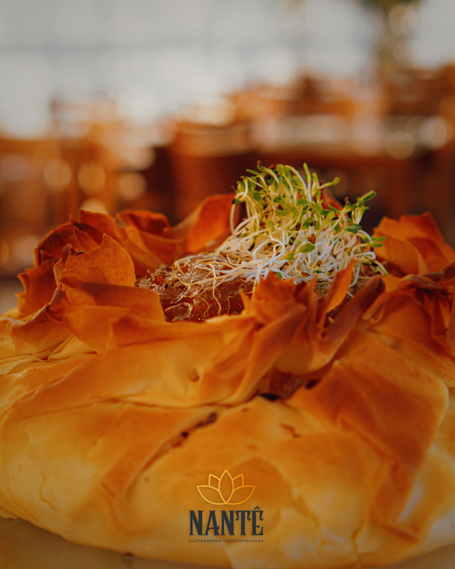 Trouxinha de massa filo dourada — canapé quente Nantê
